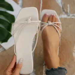 Sandalias blancas de tiras cruzadas