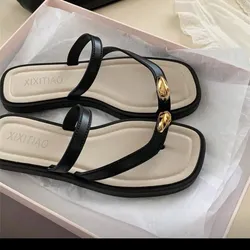 Sandalias negras con hebilla dorada 