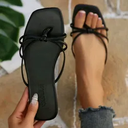 Sandalias negras de tiras cruzadas