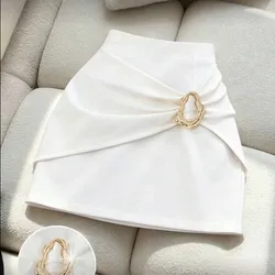 Saya blanca con hebilla dorada