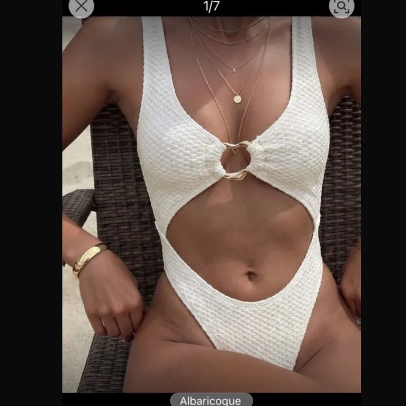 Triquini blanco con evilla