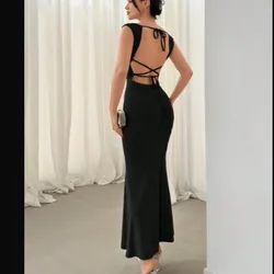 Vestid negro espalda afuera con tiras