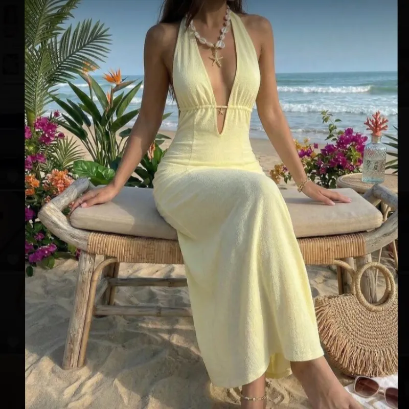 Vestido amarillo con cuello V profundo