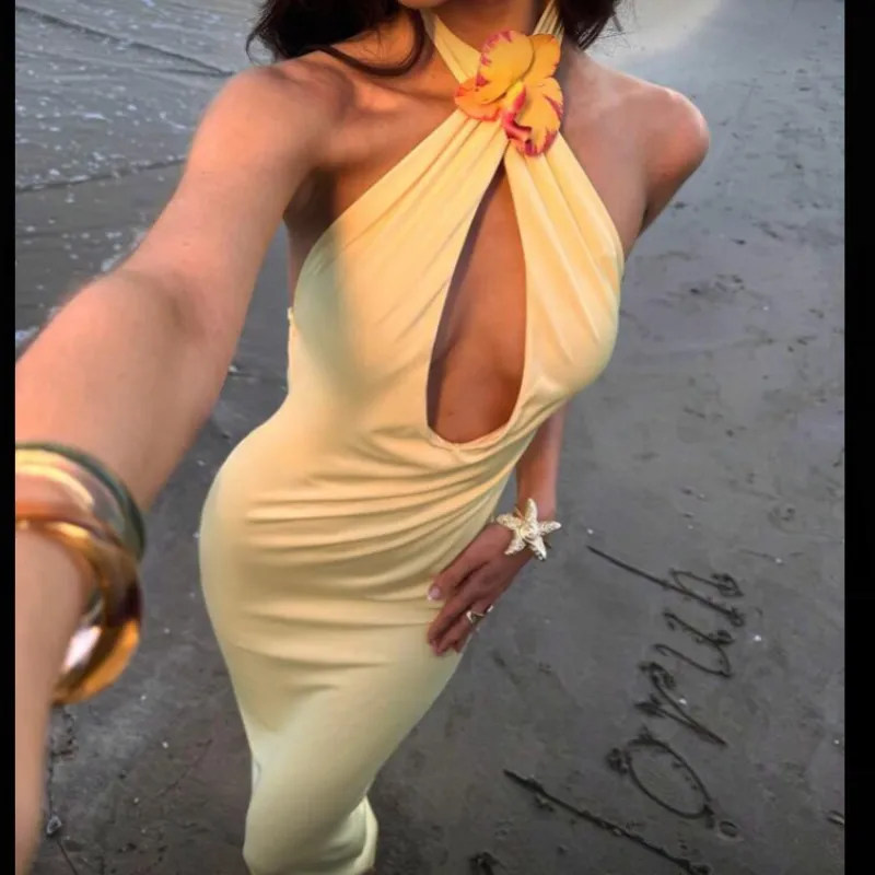 Vestido amarillo con flor cuello