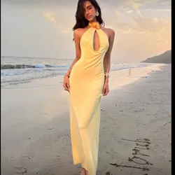 Vestido amarillo con flor cuello