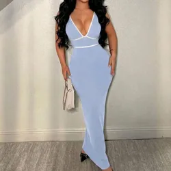 Vestido azul claro con cuello V y lineas blancas