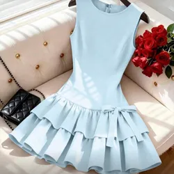 Vestido azul claro con vuelo y lazo