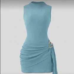 Vestido azul con cuello pequeño y hebilla