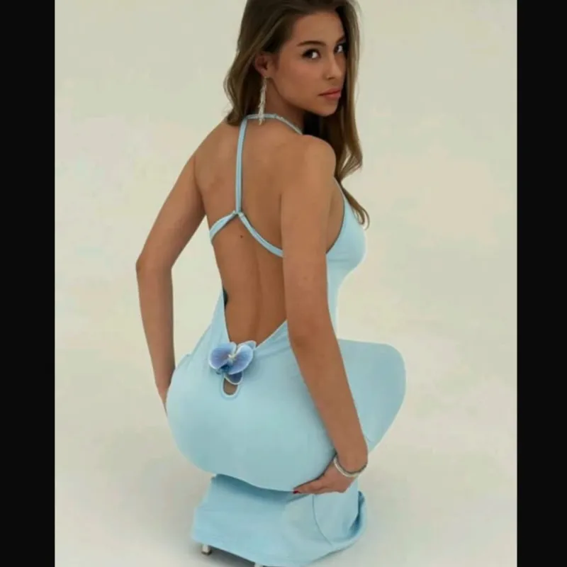 Vestido azul con flor trasera