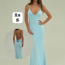 Vestido azul con flor trasera