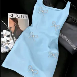 Vestido azul con lazos de perla