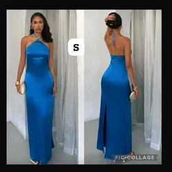 Vestido azul con piedras en el cuello