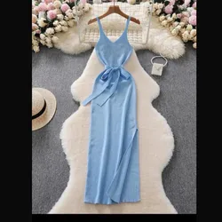 Vestido azul de lazo a la cintura