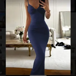 Vestido azul marino de tirantes