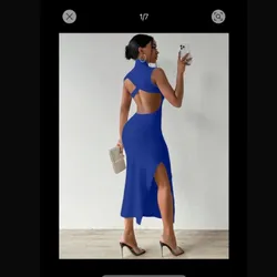 Vestido azul oscuro de cuello alto