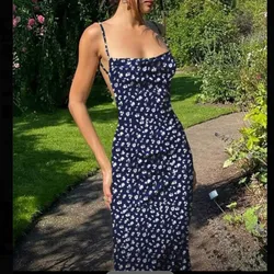 Vestido azul oscuro estampado floral