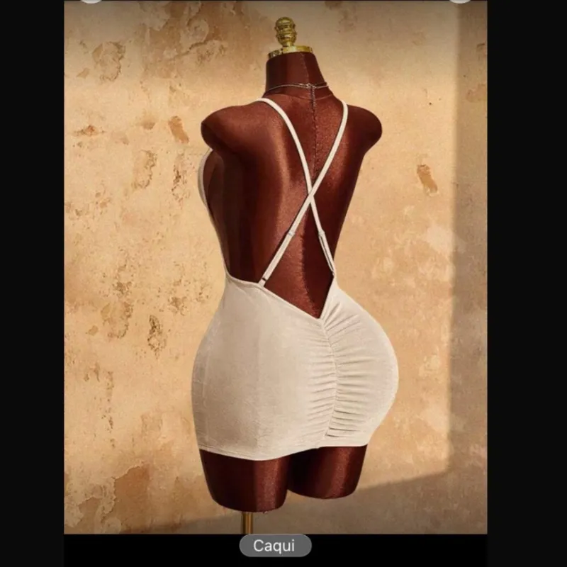 Vestido beige de espalda descubierta cruzada