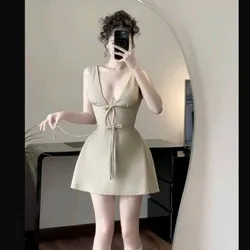 Vestido beige de lazos