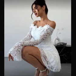 Vestido blanco con detalles de encaje y flores