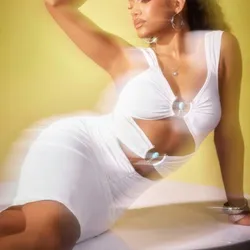 Vestido blanco con dos evillas delanteras