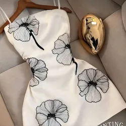 Vestido blanco con flores negras
