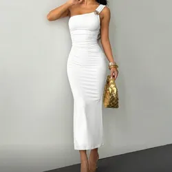Vestido blanco con hebilla en hombro