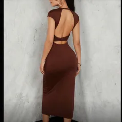 Vestido carmelita con mangas y espalda afuera