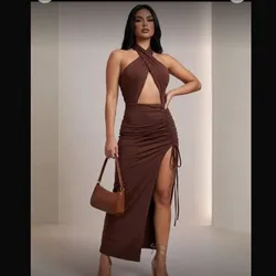Vestido carmelita con tiras cruzadas