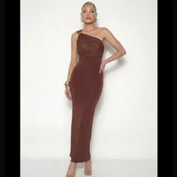 Vestido carmelita de un hombro