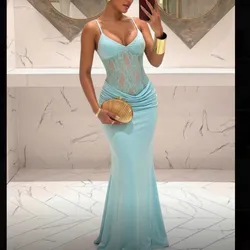 Vestido celeste con encaje en la cintura y tirantes