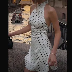 Vestido de bolas cogido al cuello