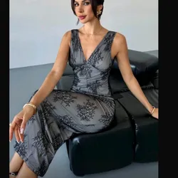 Vestido de encaje y tela