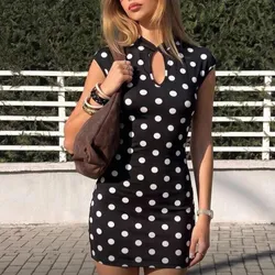 Vestido negro con bolas blancas
