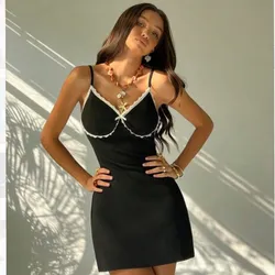 Vestido negro con detalle en blanco y lazito
