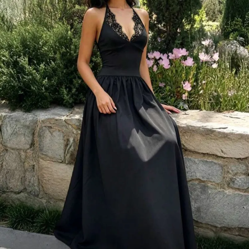 Vestido negro con encaje en la parte superior