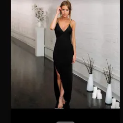 Vestido negro con escote v