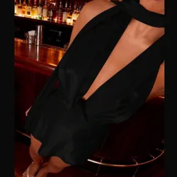 Vestido negro con escote y tira al cuello