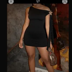 Vestido negro con evilla de flor