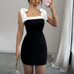 Vestido negro con lazos blancos en hombro