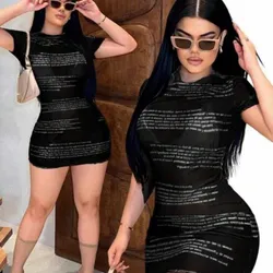 Vestido negro con letras