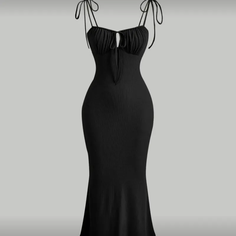 Vestido negro con tirantes amarrados
