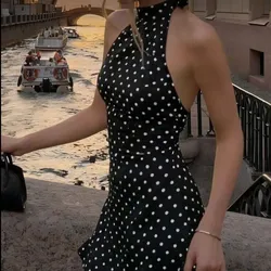 Vestido negro de bolas y cuello