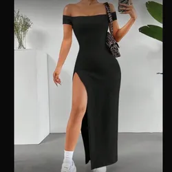 Vestido negro de mangas al hombro