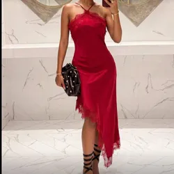 Vestido rojo asimétrico con encaje