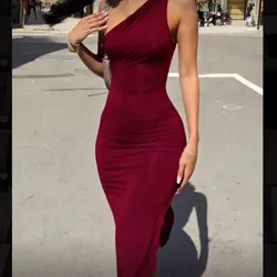 Vestido rojo burdeos de un hombro