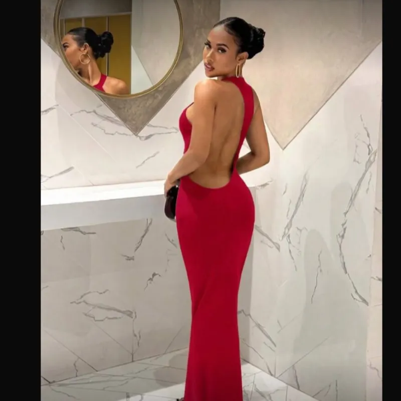 Vestido rojo con espalda descubierta