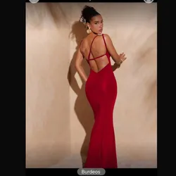 Vestido rojo con espalda descubierta