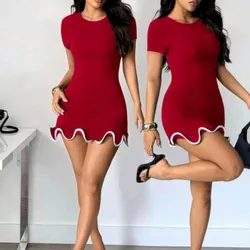 Vestido rojo con mangas y vuelo con líneas blancas
