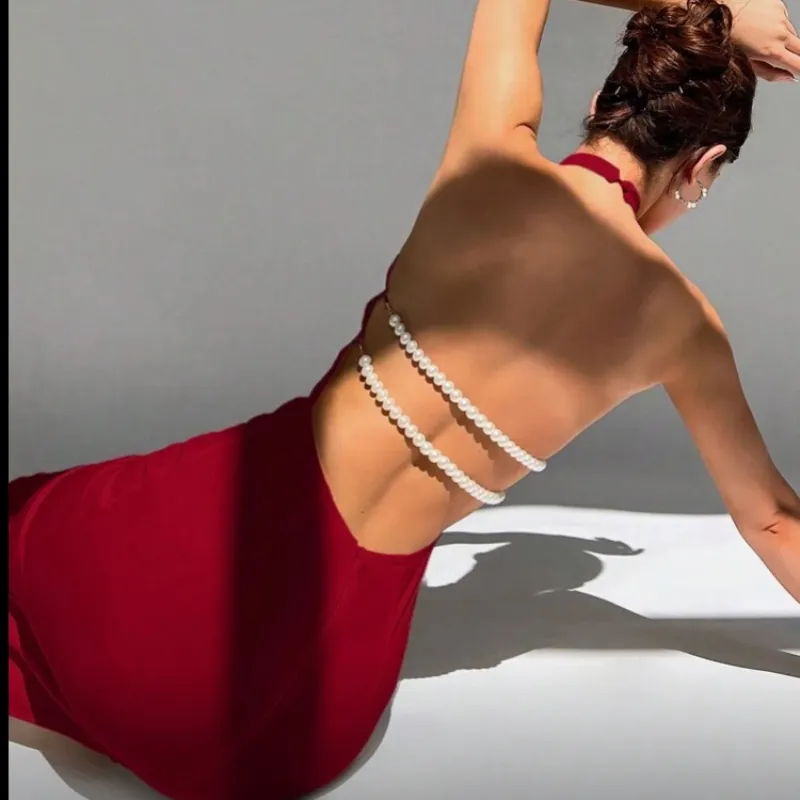 Vestido rojo con perlas en la espalda