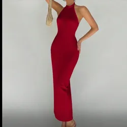 Vestido rojo con perlas en la espalda